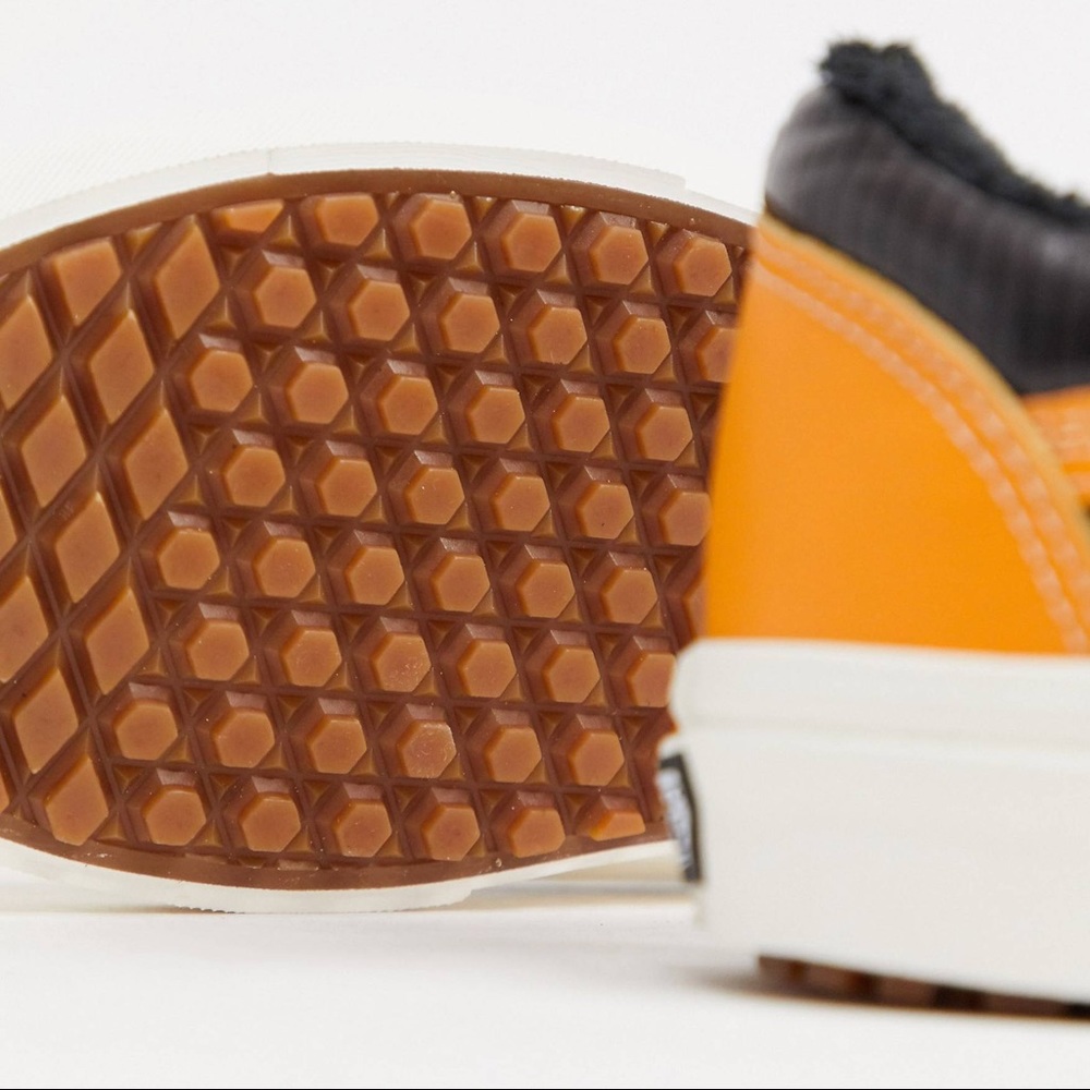 NWT Vans MTE Old Skool Sneakers🖤🧡 - Picture 2 of 3